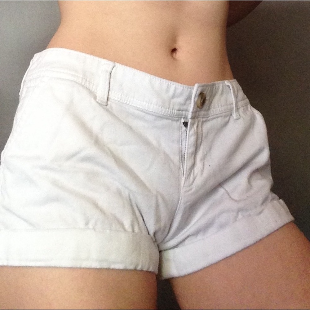 White Abercrombie shorts(they make u look thicc🔥)